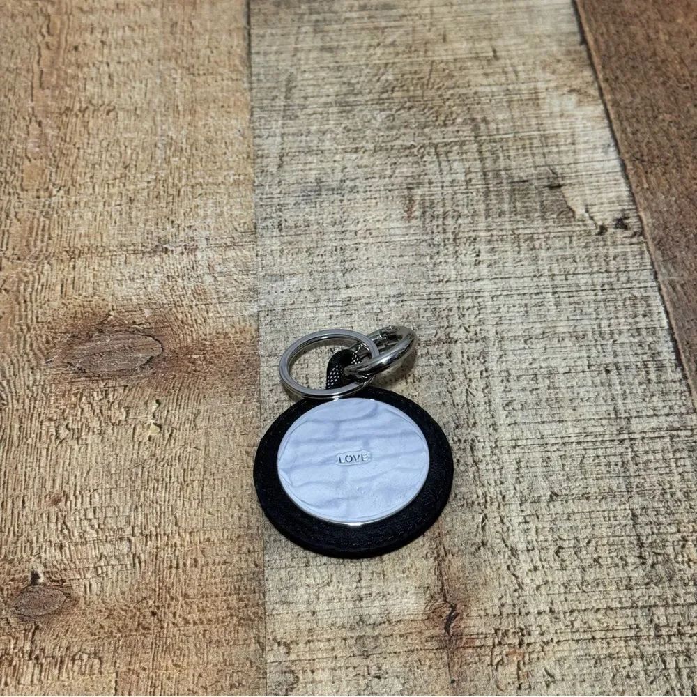 Lululemon Logo Keychain - Picture 4 of 9